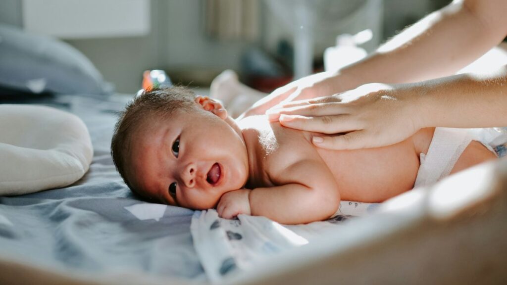 ベビーマッサージをしている様子