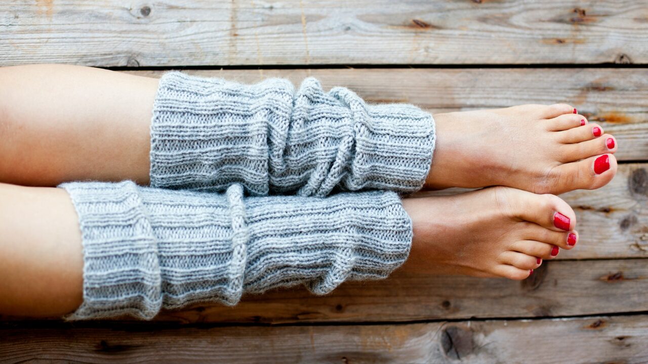 グレーのレッグウォーマーを履いた女性画像