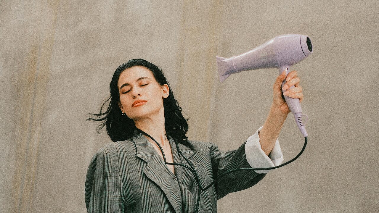 ドライヤーをあてている女性