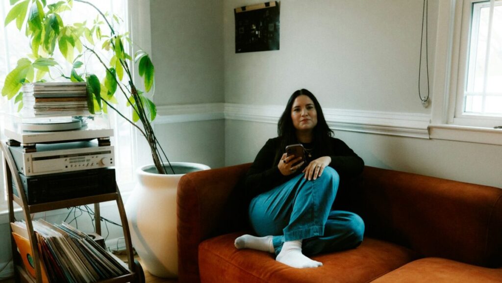 ソファーでリラックスしている女性画像