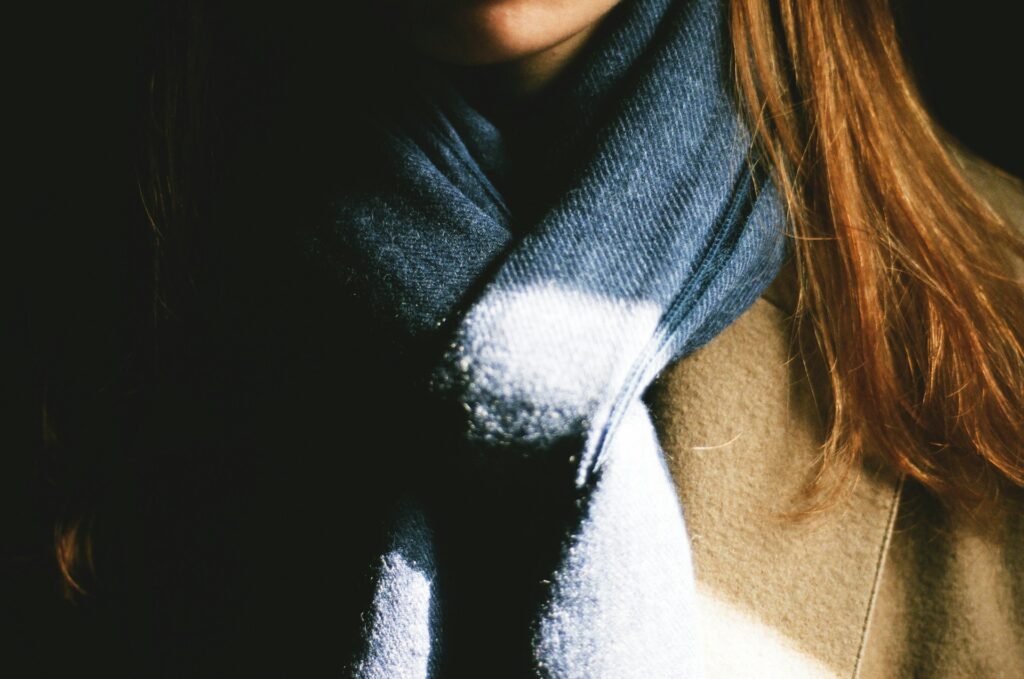 ストールを巻いている女性の首元